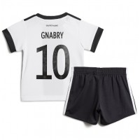 Camiseta Alemania Serge Gnabry #10 Primera Equipación Replica Mundial 2022 para niños mangas cortas (+ Pantalones cortos)